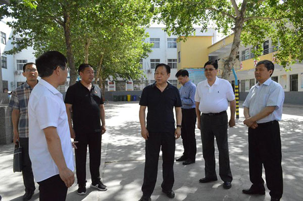 市人大常委会赴新中镇调研脱贫攻坚工作