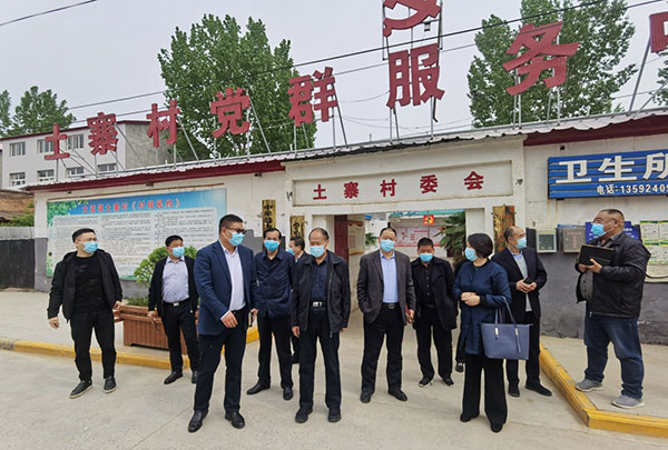 中牟县人大常委会副主任李五群到大孟镇土寨村调研脱贫攻坚工作