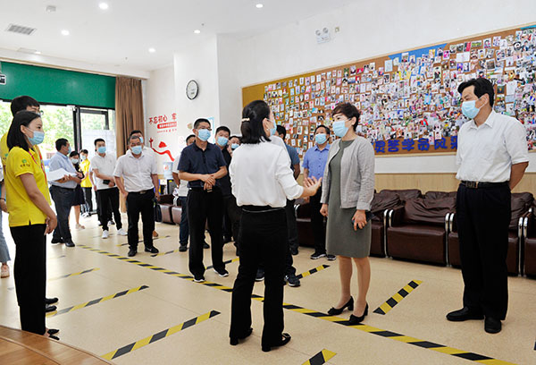 市人大常委会副主任孙黎督导二七区“三送一强”工作