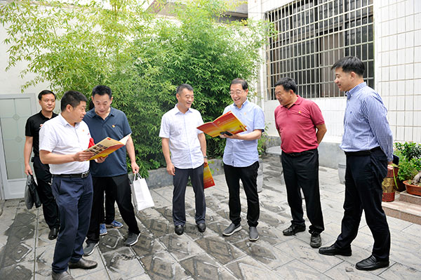 感受乡邻美德共话诚信守法——郑州市人大常委会机关开展“诚信”主题教育实践活动