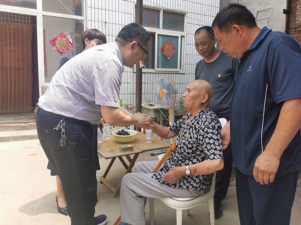 中牟县青年路街道人大代表“七一”慰问困难党员将医疗、爱心送到党员家