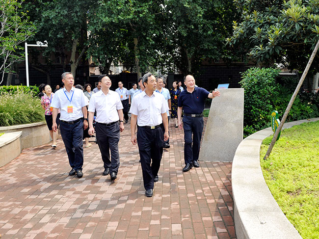 市人大常委会视察我市国家生态园林城市建设情况