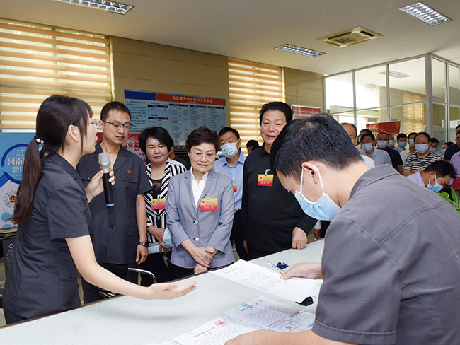 新密市人大常委会视察市人民法院诉讼服务工作