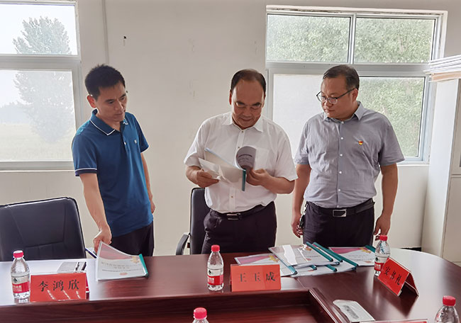 中牟县人大常委会副主任李鸿欣开展联系群众活动
