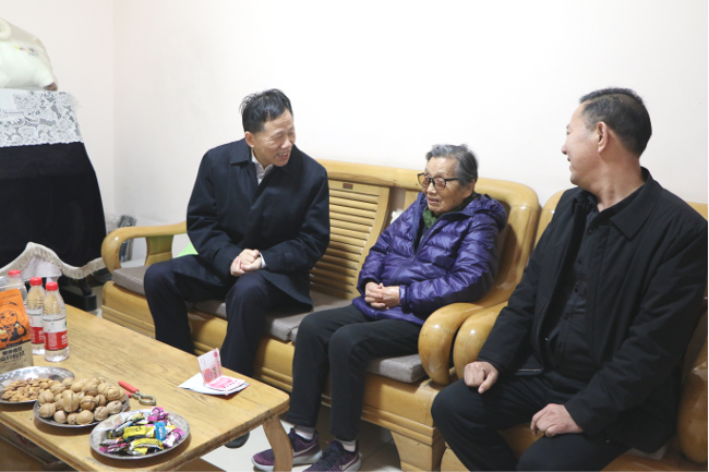 二七区人大常委会党组书记、主任吕安民慰问建国前老党员
