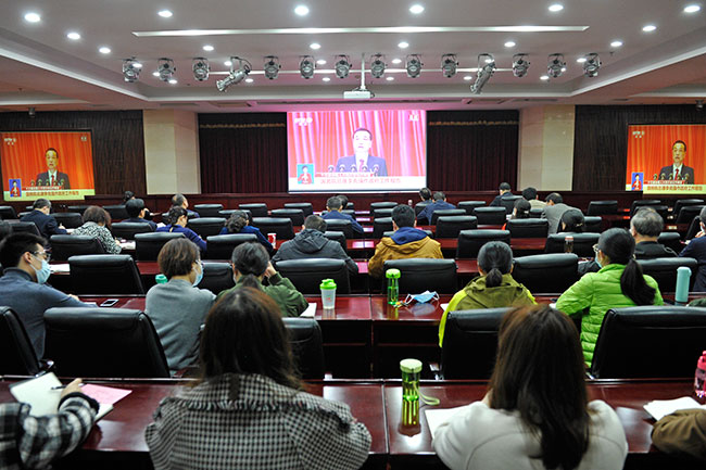 市人大常委会机关集中收听收看十三届全国人大四次会议开幕式