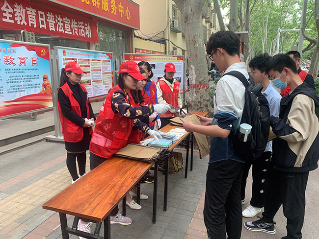 市人大常委会办公厅组织开展“第六个全民国家安全教育日”普法宣传活动