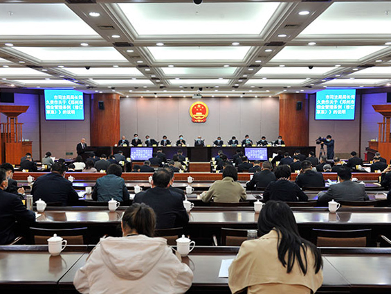 市十五届人大常委会第二十四次会议举行第一次全体会议