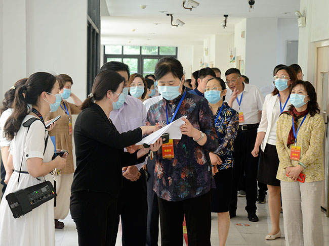 市人大常委会视察我市消除义务教育大班额工作