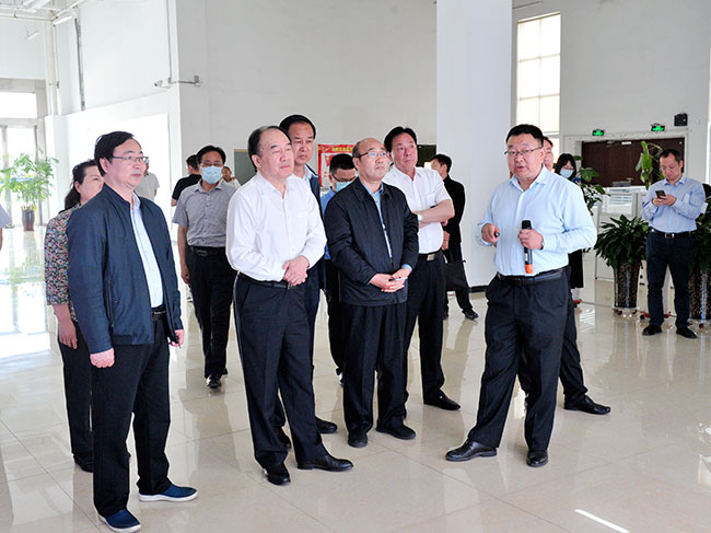 省人大常委会调研组在郑调研
