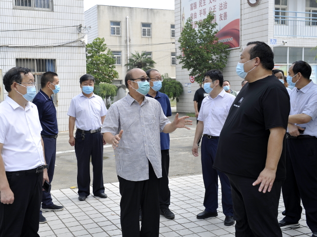 胡荃到荥阳帮扶督导努力在疫情防控灾后重建双重大考中交出合格答卷