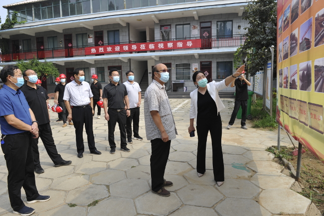 胡荃到荥阳督导调研双管齐下措施有力千方百计为群众办实事