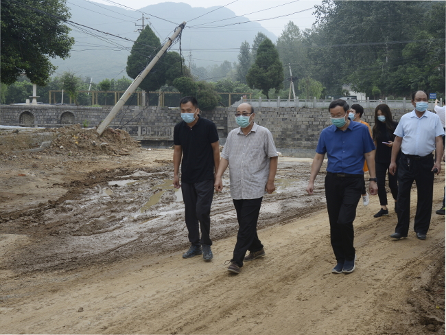 胡荃督导防汛备汛工作细化实化强化各项措施保障群众生命财产安全