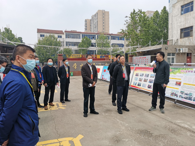 新郑市人大常委会视察学校午餐配送及课后延时服务工作