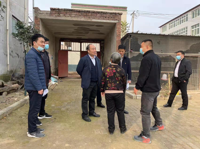 中牟县人大二级调研员李鸿欣深入万滩镇走访脱贫监测户