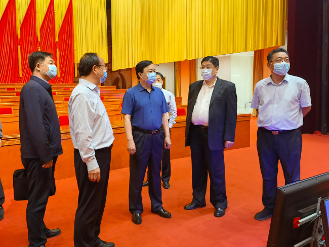 市十五届人大五次会议秘书处查看会场和代表驻地