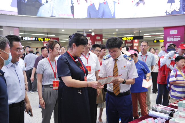 蔡红副主任带队检查我市《河南省文明行为促进条例》《郑州市文明行为促进条例》实施情况