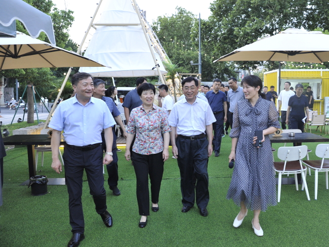 宋洁副主任调研我市夜间经济