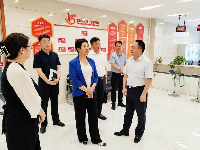 李芳秘书长赴中原区开展人大代表进站活动