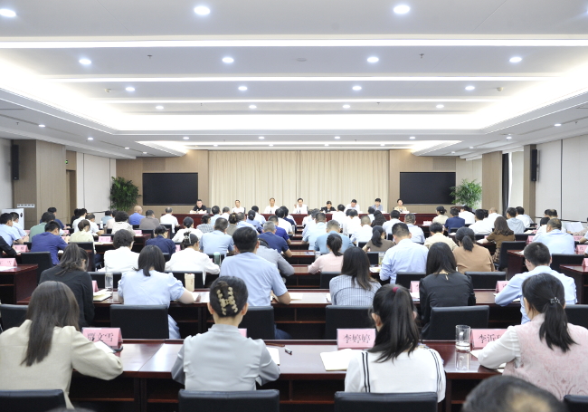 市人大常委会及机关主题教育读书班开展集中研讨