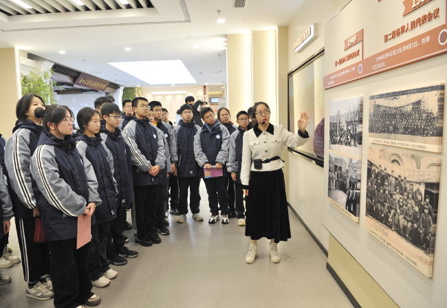 一堂“行走的思政课”市人大常委会举行开放日活动