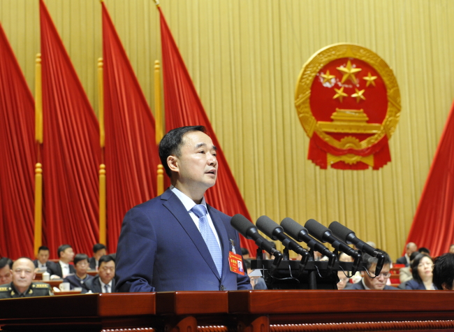 何雄在郑州市十六届人大二次会议上作政府工作报告