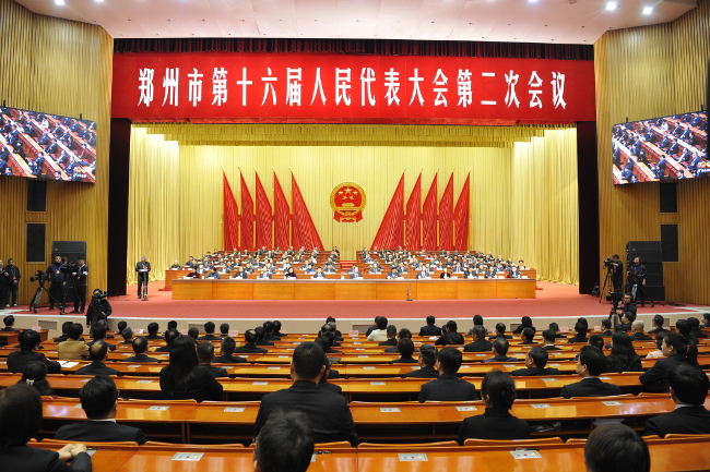 市十六届人大二次会议举行第二次全体会议
