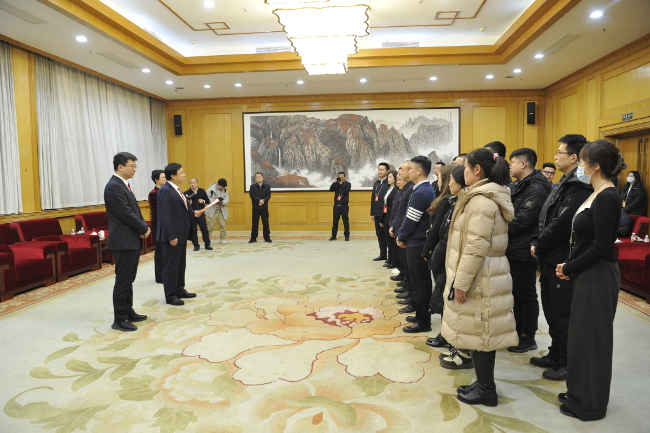 周富强看望慰问市人代会媒体记者
