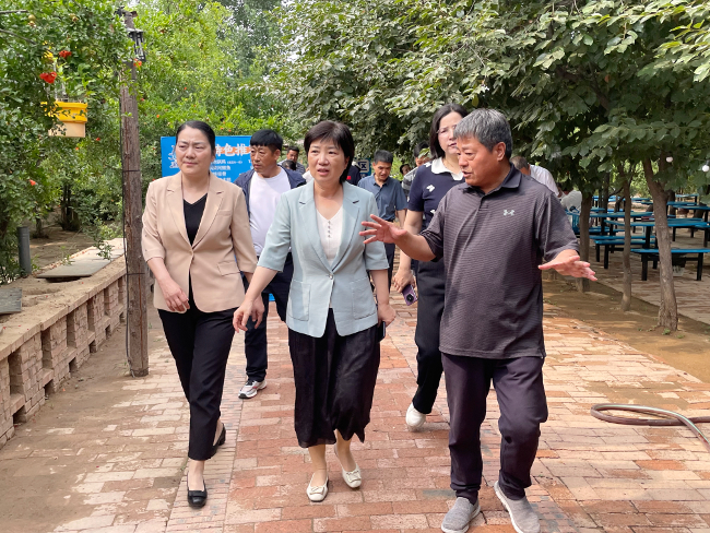 宋洁副主任带队赴荥阳开展都市型现代农业专题调研