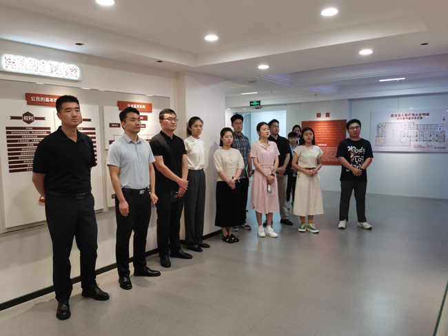 市人大常委会机关组织新入职干部和实习大学生参观宪法与人民代表大会制度郑州宣传基地
