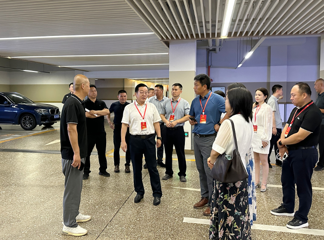 郑东新区人大工委视察停车管理工作