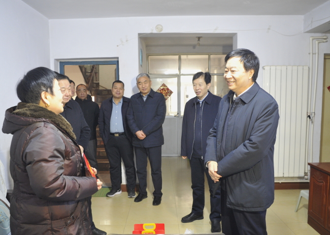 市人大常委会主任周富强走访慰问困难群众、军烈属、新中国成立前老党员