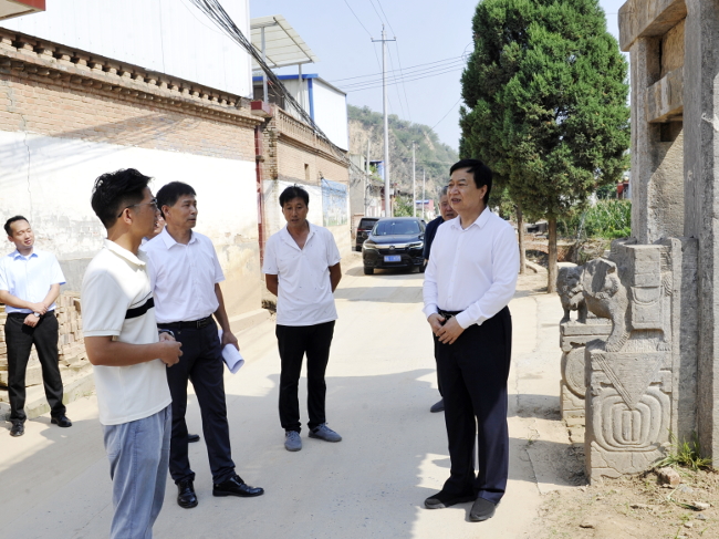 市人大常委会主任周富强调研驻村帮扶工作