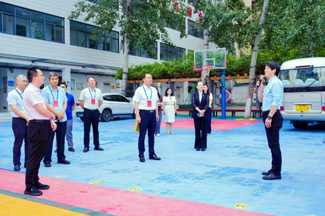 关爱中小学生心理健康构建平安和谐育人环境——郑州市二七区人大常委会调研全区教育工作