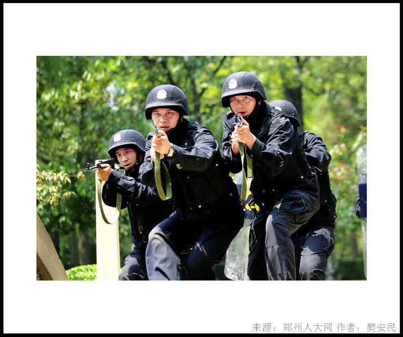 金水巡警在行动 (大图) 点击还原