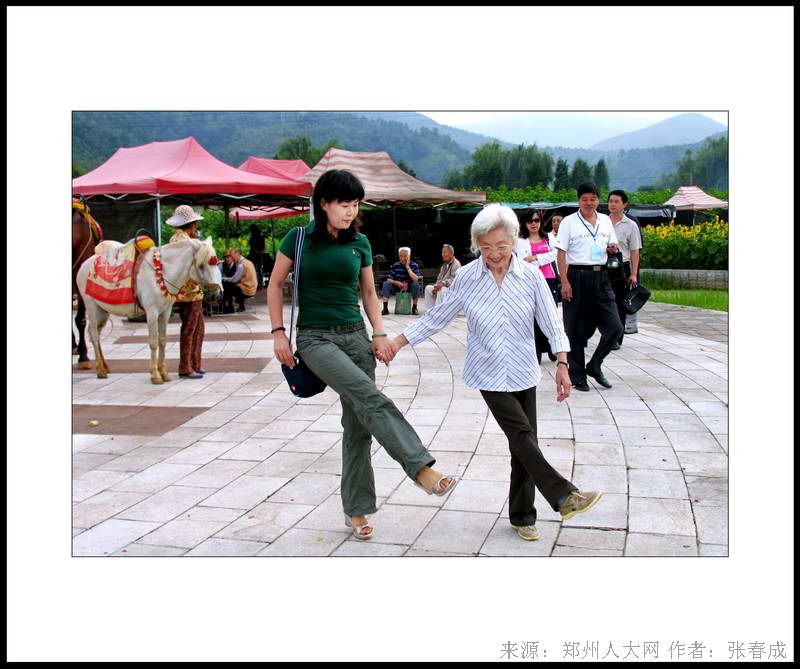 老少共舞 (大图) 点击还原